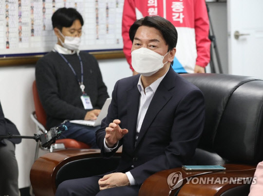 경기 분당갑 국회의원 보궐선거 출마를 선언한 안철수 전 대통령직인수위원장이 9일 오전 경기도 성남시 대한노인회 성남시분당구지회를 방문해 어르신들과 차담회를 하고 있다. <연합뉴스>